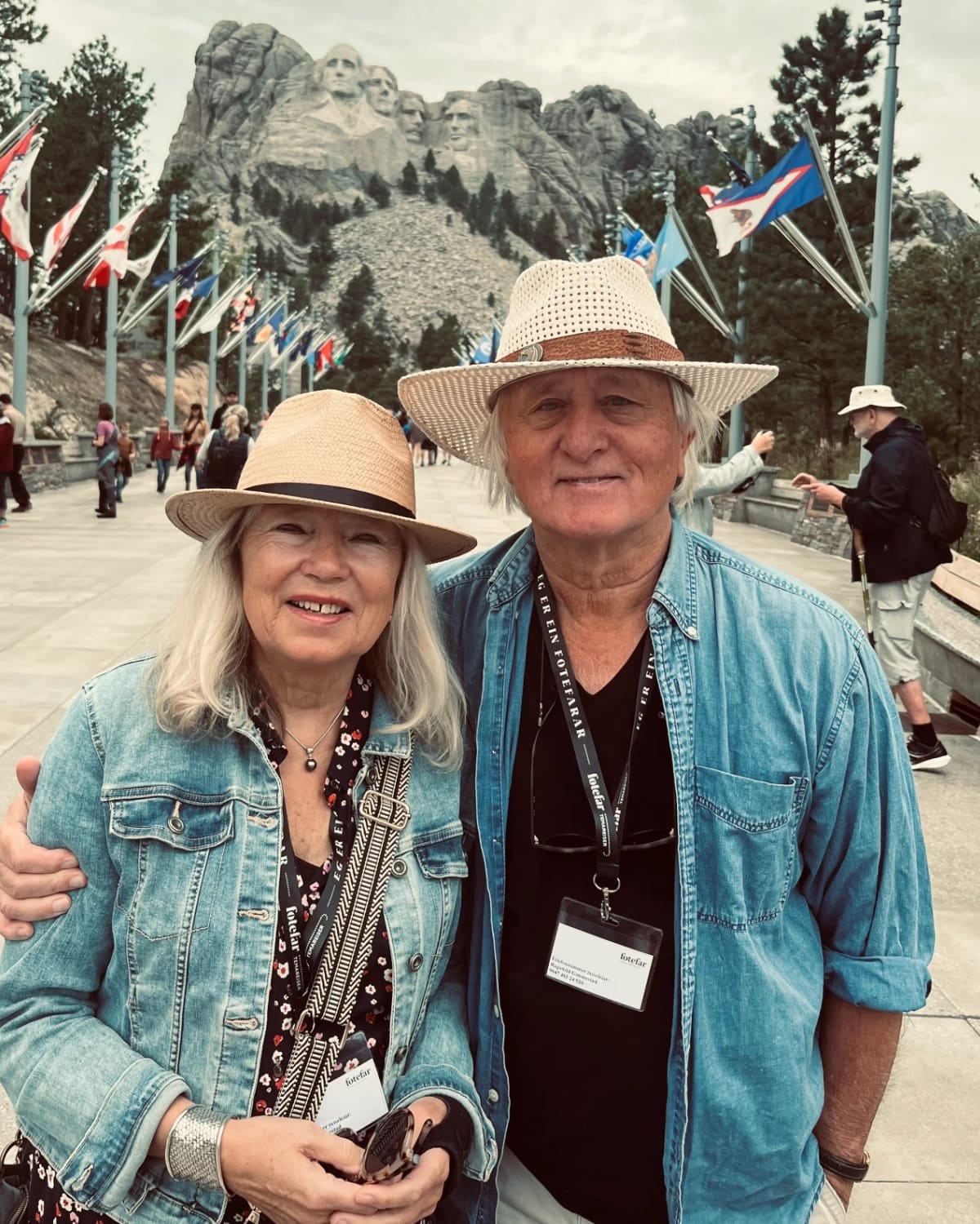 Eva Bratholm og Joar Hoel Larsen foran Mount Rushmore.