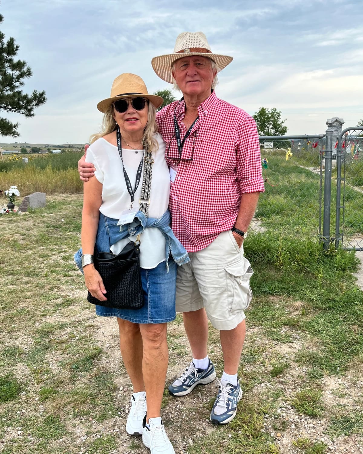 Eva Bratholm og Joar Hoel Larsen ute i landskapet i Det ville vesten.